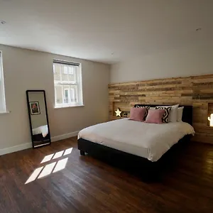  Holiday home N5 Townhouse, Sleeps 20 United Kingdom
